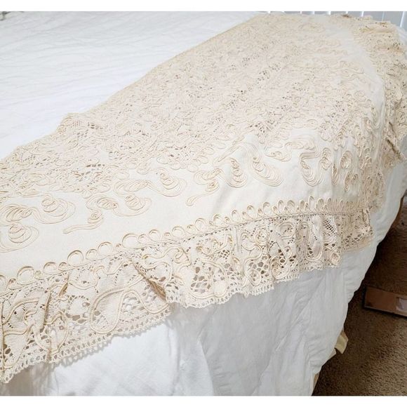 Battenberg on heavy cotton lace throw triangle shawl bed cover - Picture 1 of 10